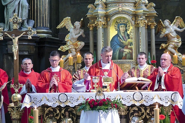 Biskupi Roman Pindel i Piotr Greger oraz ks. Marek Studenski wraz z cieszyńskimi duszpasterzami celebrowali Mszę św.  w kościele św. Marii Magdaleny.