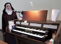 S. Joanna Paula przy instrumencie w kościele oświęcimskiego Karmelu.