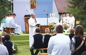 Ks. Jan Franc zaprosił uczniów, by naśladowali swojego patrona – św. Jana Pawła II.