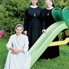 Siostry nazaretanki Blanka, Ewa i Karolina pracują z mamami oraz ich pociechami w bielskim Lipniku.