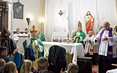 Podczas Eucharystii bp Henryk Tomasik pobłogosławił uczniom przybory szkolne.