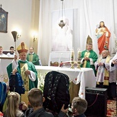 Podczas Eucharystii bp Henryk Tomasik pobłogosławił uczniom przybory szkolne.