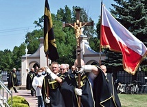 Do świątyni weszli w procesji.