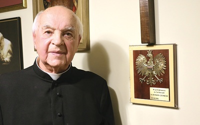 Kapłan w swoim mieszkaniu ma mnóstwo pamiątek związanych z NSZZ „Solidarność”.