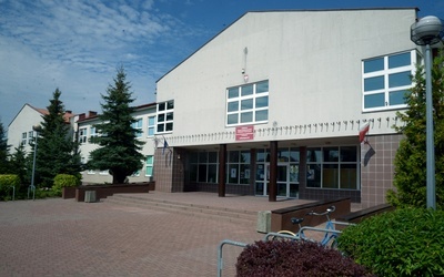 PSP nr 4 w Radomiu mieści się w budynku przy ul. Wyścigowej 49.