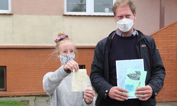 Nastolatka z Mścic znalazła list w butelce. Nadawca odwiedził jej klasę 