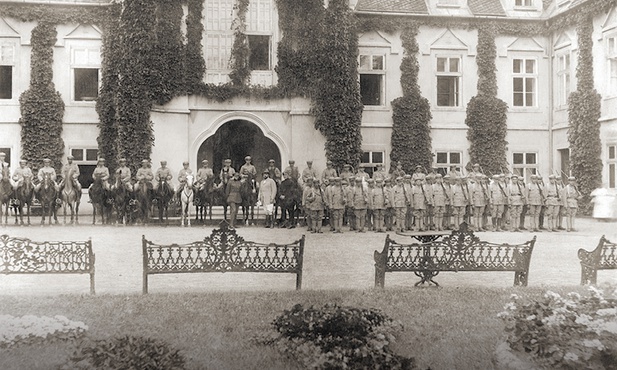 Fotografia wykonana 27 lipca 1920 r. na zamkowym dziedzińcu.