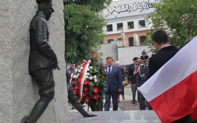 Wieniec pod pomnikiem składa Wojciech Skurkiewicz