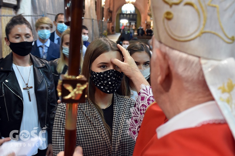 Bp Ignacy Dec udzielający sakramentu bierzmowania.