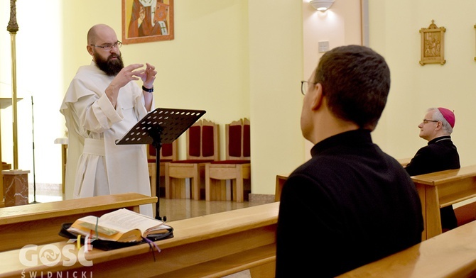 O. Tomasz w czasie jednej z konferencji, na której odwiedził uczestników bp Marek Mendyk.