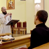 O. Tomasz w czasie jednej z konferencji, na której odwiedził uczestników bp Marek Mendyk.