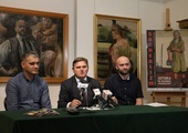 Do obejrzenia wystawy zachęcają: Krzysztof Skarżycki, Leszek Ruszczyk,  dyrektor muzeum, i Damian Jendrzejczyk.