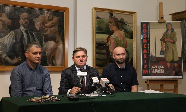 Do obejrzenia wystawy zachęcają: Krzysztof Skarżycki, Leszek Ruszczyk,  dyrektor muzeum, i Damian Jendrzejczyk.