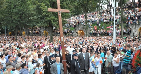 Stanąć pod krzyżem