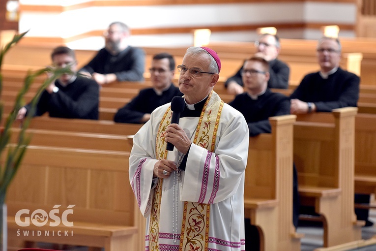 Spotkanie modlitewne rozpoczęło się wspólnie odmówioną Koronką do Miłosierdzia Bożego.