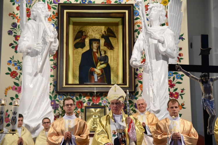 Abp Wacław Depo przy oltarzu polowym zawadzkiego sanktuarium.