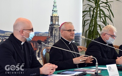 Bp Marek Mendyk z ks. Stanisławem Chomiakiem i ks. Dominikiem Ostrowskim w czasie konferencji prasowej.