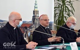 Bp Marek Mendyk z ks. Stanisławem Chomiakiem i ks. Dominikiem Ostrowskim w czasie konferencji prasowej.
