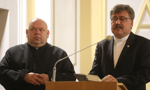 Podczas inauguracyjnego koncertu błogosławieństwa wszystkim uczestnikom udzielili proboszczowie obu parafii: ks. kan. Wiesław Bajger i ks. Piotr Wowry.