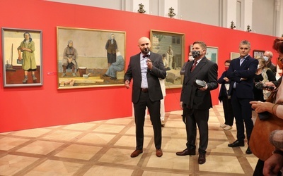 O wystawie opowiadali kuratorzy Damian Jendrzejczyk (z lewej) i Krzysztof Skarżycki. W środku Leszek Ruszczyk.