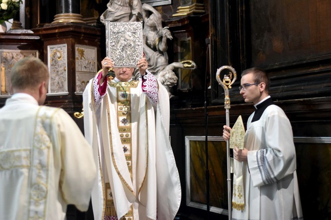 Uroczyste objęcie katedry biskupiej przez bp. Marka Mendyka