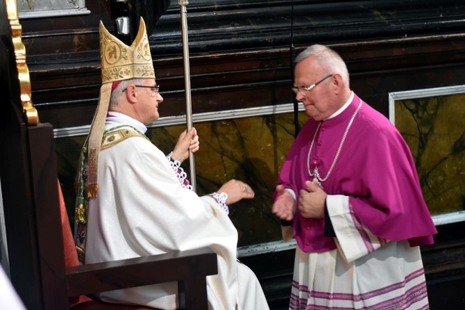 Uroczyste objęcie katedry biskupiej przez bp. Marka Mendyka