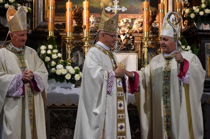 Uroczyste objęcie katedry biskupiej przez bp. Marka Mendyka