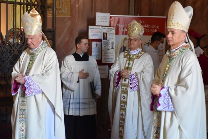 Uroczyste objęcie katedry biskupiej przez bp. Marka Mendyka