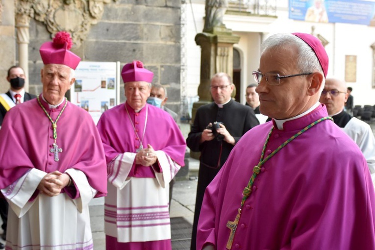 Uroczyste objęcie katedry biskupiej przez bp. Marka Mendyka