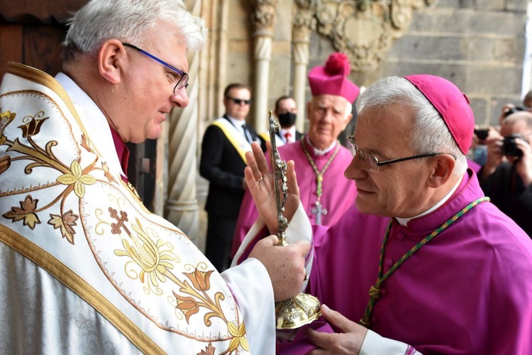 Uroczyste objęcie katedry biskupiej przez bp. Marka Mendyka