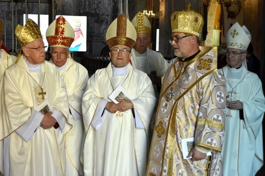 Uroczyste objęcie katedry biskupiej przez bp. Marka Mendyka