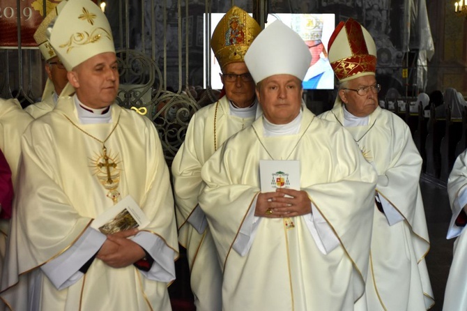 Uroczyste objęcie katedry biskupiej przez bp. Marka Mendyka