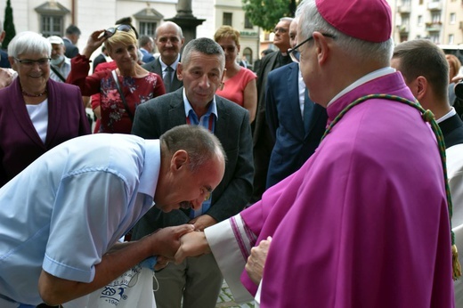 Uroczyste objęcie katedry biskupiej przez bp. Marka Mendyka