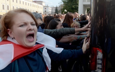 Białoruś: Milicja zatrzymuje kobiety na demonstracjach w Mińsku 