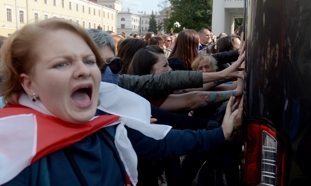 Białoruś: Milicja zatrzymuje kobiety na demonstracjach w Mińsku 