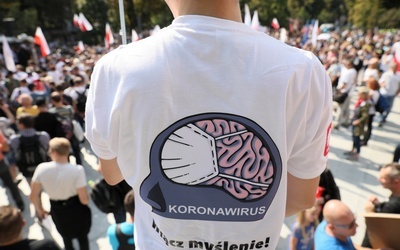 Ulicami Warszawy przeszedł marsz "Zakończyć plandemię! Dość kłamstw!"
