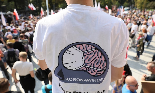 Ulicami Warszawy przeszedł marsz "Zakończyć plandemię! Dość kłamstw!"