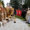 Przed ołtarzem ustawiono specjalnie przygotowane korony żniwne.