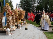 Przed ołtarzem ustawiono specjalnie przygotowane korony żniwne.