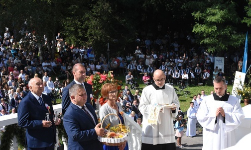 Procesja z darami.