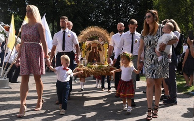 Wiele żniwnych wieńców przedstawiało Matkę Bożą Zawadzką.