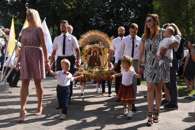 Wiele żniwnych wieńców przedstawiało Matkę Bożą Zawadzką.