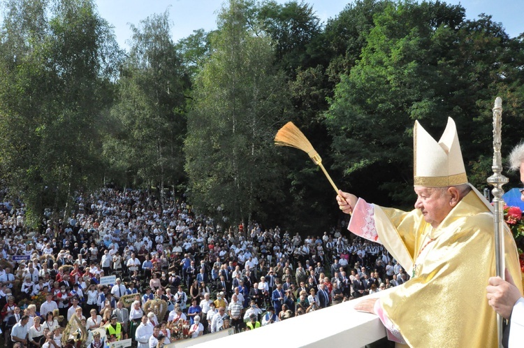 Kard. Stanisław Dziwisz błogosławi żniwne kompozycje.