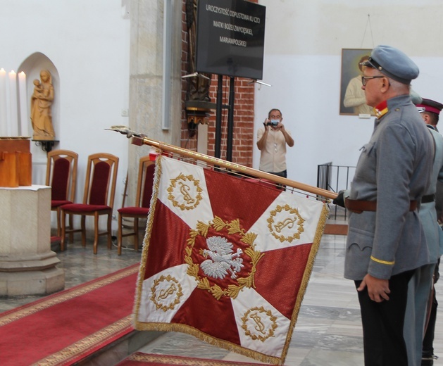 Matka Boża z Mariampola z wotami za zwycięstwa