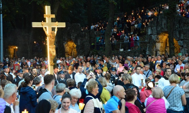 Krzyż świadectwem i znakiem nadziei  