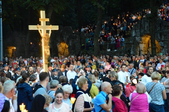 Krzyż świadectwem i znakiem nadziei  