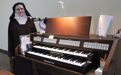 S. Joanna Paula przy wysłużonych organach w kościele oświęcimskiego Karmelu.