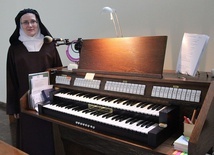 S. Joanna Paula przy wysłużonych organach w kościele oświęcimskiego Karmelu.