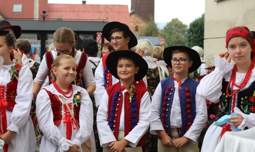 Zespoły regionalne dały krótki koncert przed kościołem.