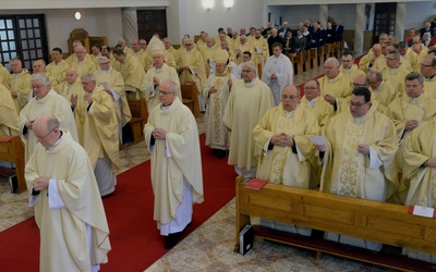 Koncelebra w seminaryjnej kaplicy podczas ostatniej sesji II Synodu Diecezji Radomskiej.